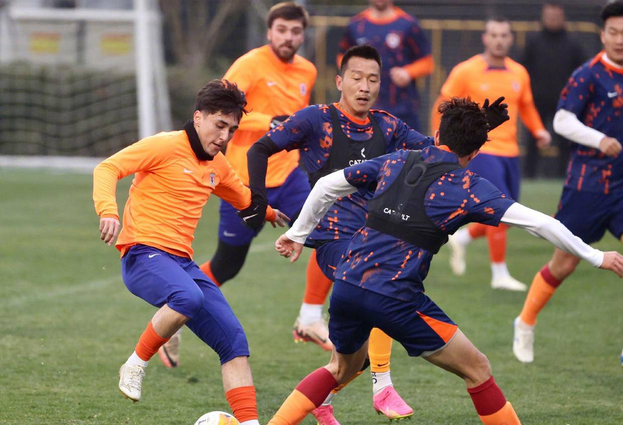 九游游戏攻略-今晨体能课后，山东泰山扳平良机备战欧超杯，底气十足，团队化学反应显著的简单介绍