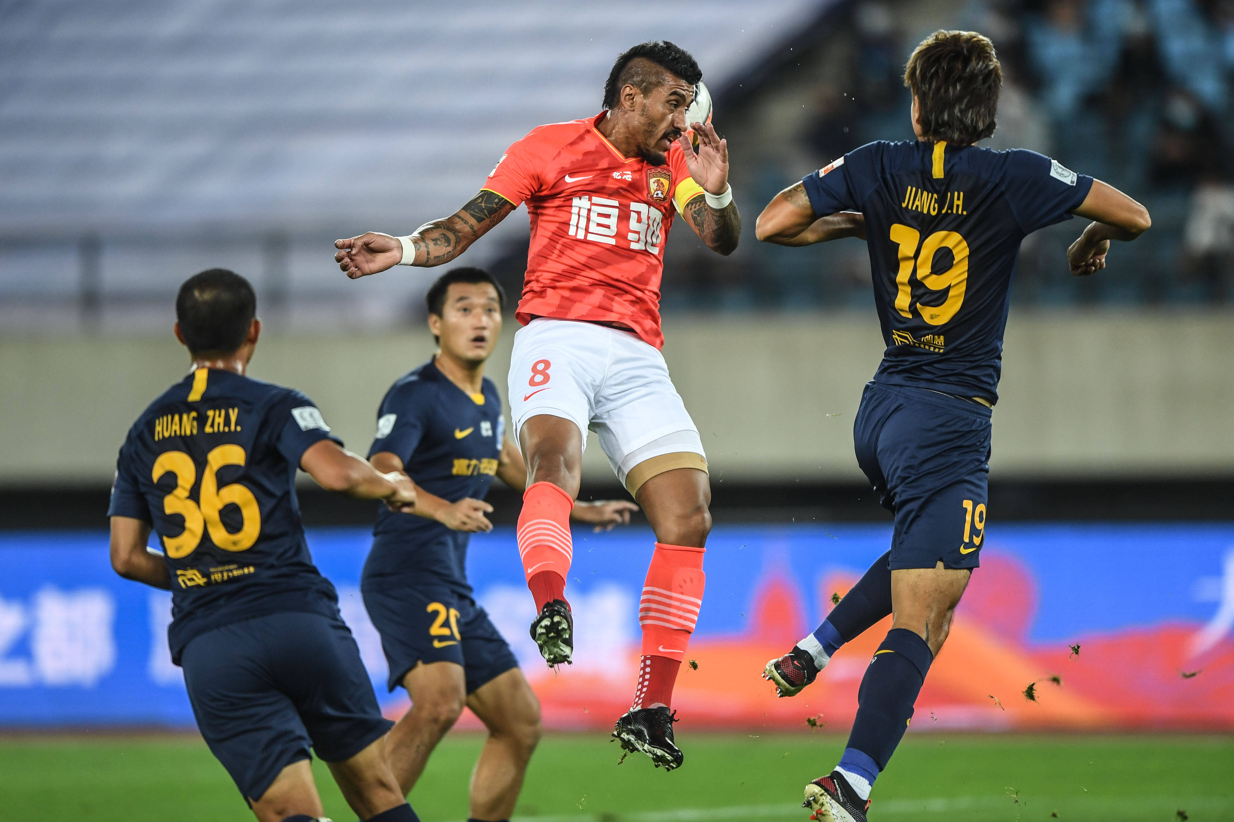 九游游戏中心-窗口期广州队备战中超；完成体检细节曝光；赛场秩序良好；轮换策略成焦点(新赛季中超首个转会窗口开启)